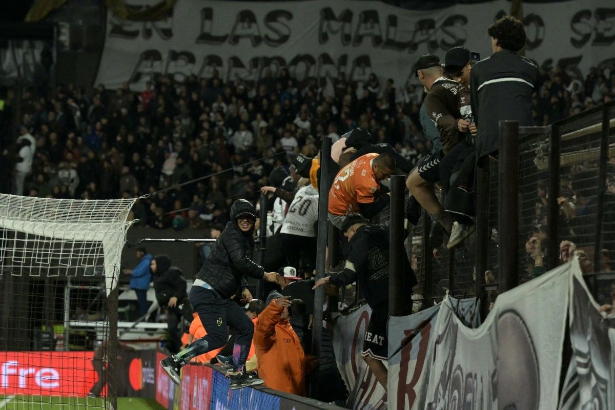 torcedores invadem o campo em platense x fluminense