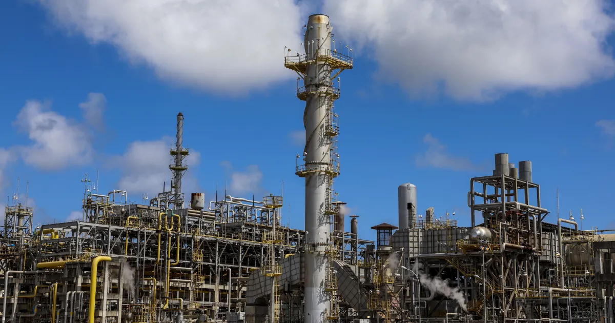 Plataforma de extração de petróleo ao pôr do sol