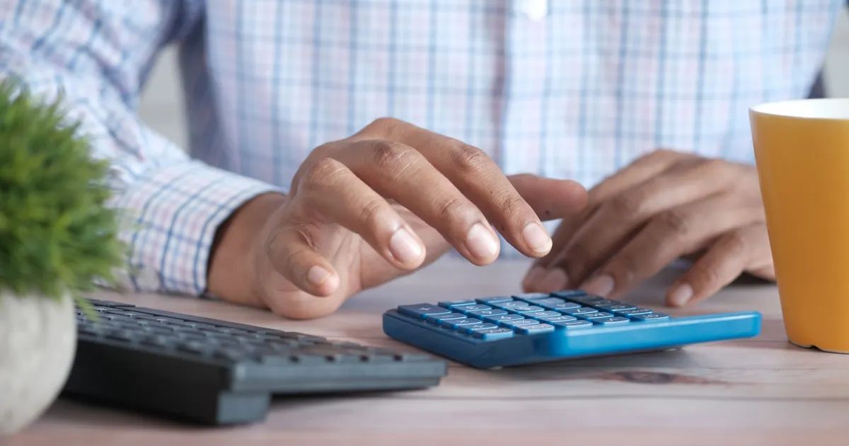 Empreendedora usando planilha e smartphone