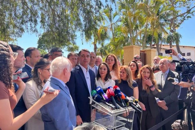 Renata Abreu e Flávio Bolsonaro durante anúncio em Brasília