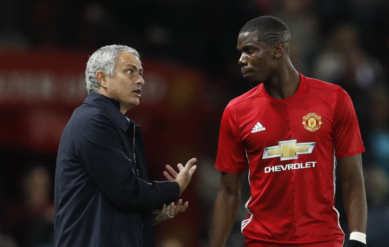 Paul Pogba e José Mourinho durante jogos pelo Manchester United