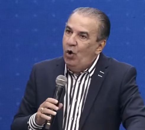 Cruz cristã ao lado de símbolos políticos e judiciais, representando a influência do cristianismo na formação das instituições ocidentais