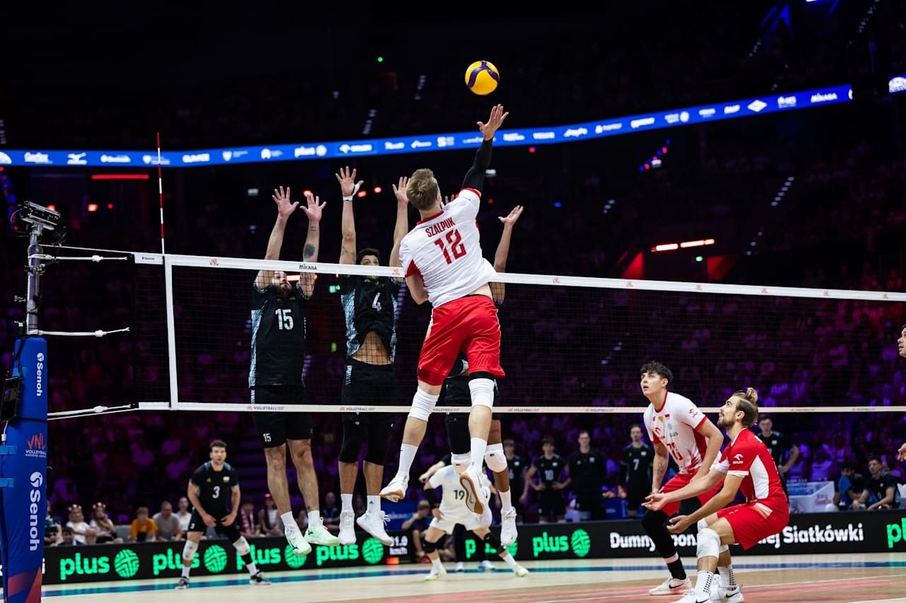 Jogadores de Polônia e Argentina disputam ponto na VNL