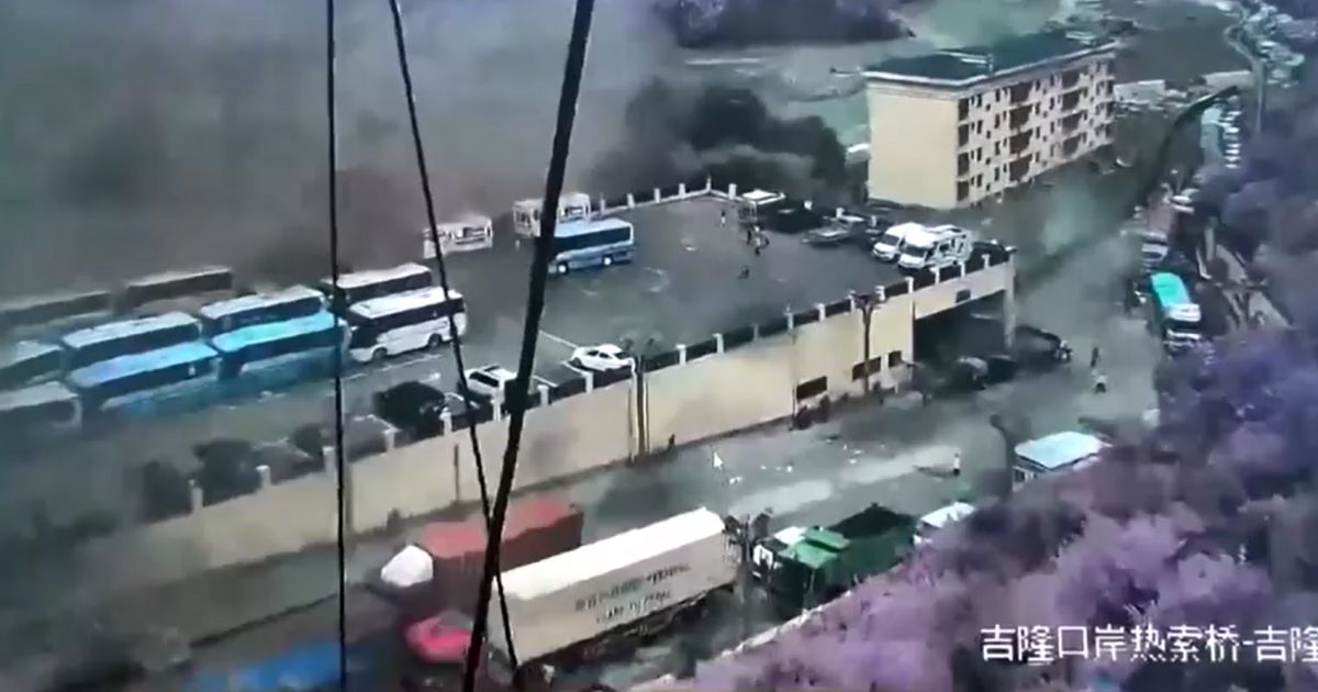 ponte destruída por enchente no porto de Gyirong