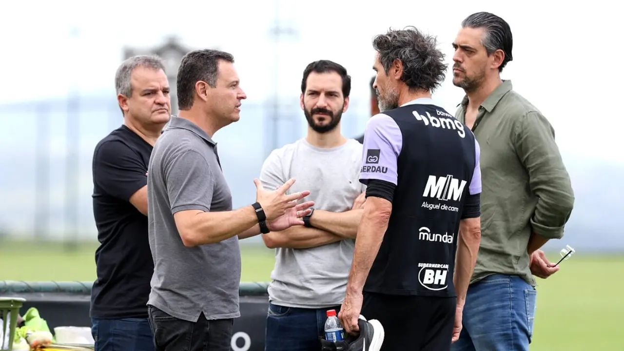 Léo Duarte em ação com bola no pé