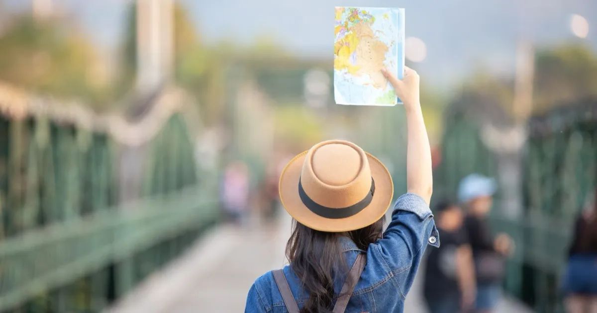 Passaporte, cartão de embarque e cartão de seguro viagem sobre uma mala