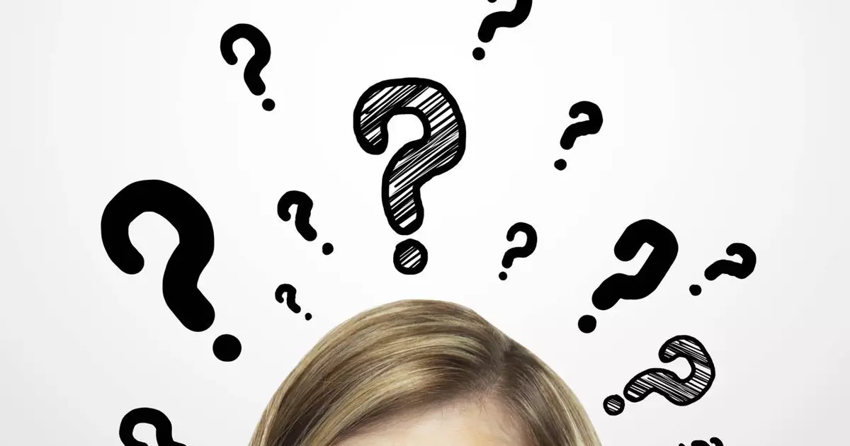 Pessoa segurando maçaneta de porta