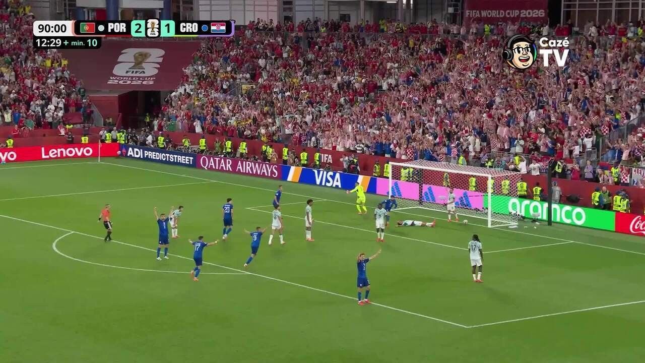 Jogadores de Portugal comemoram em Toronto após lance decidido pelo VAR