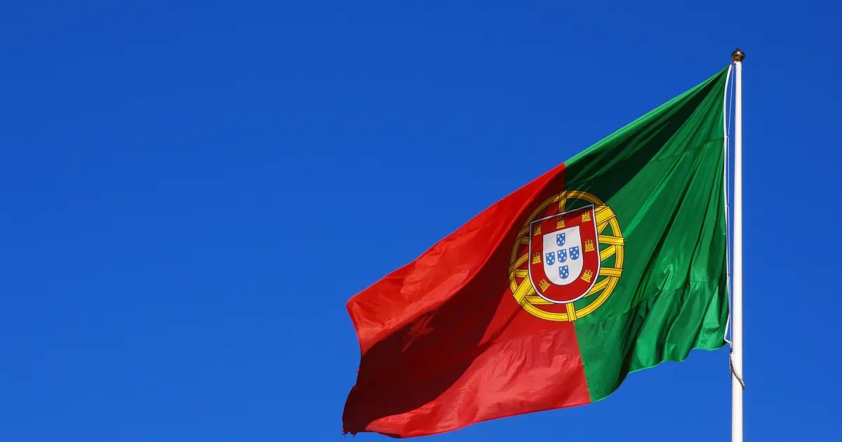 Contêineres no porto com guindastes em operação