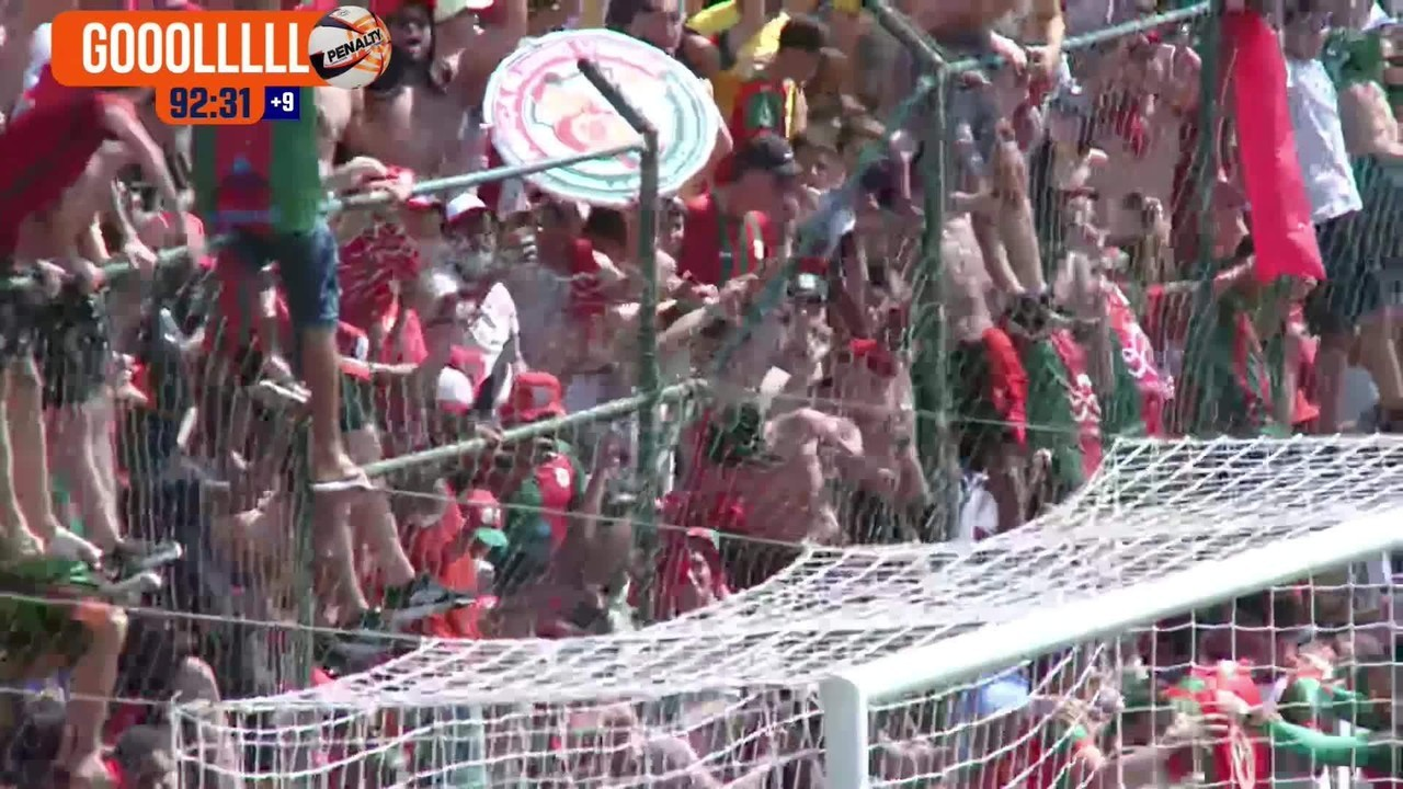 Caixito comemora gol junto ao alambrado