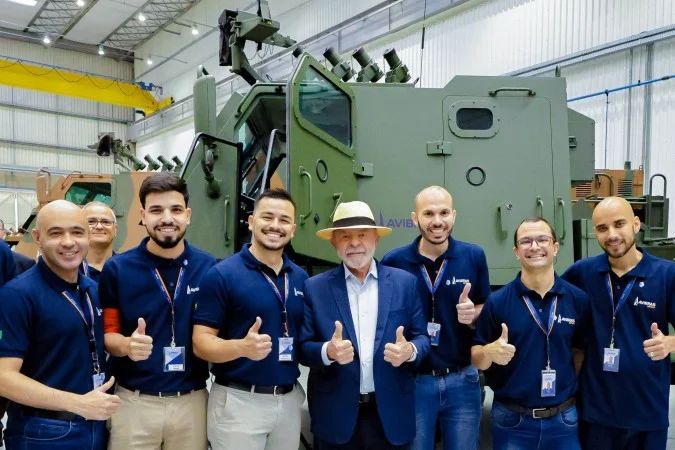 Lula durante visita à Avibras em Jacareí