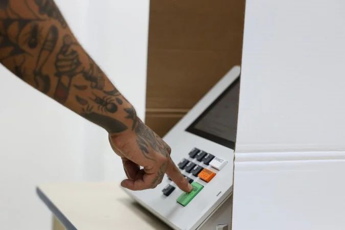 Eleitor segurando documento de identidade