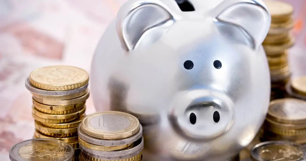 Clientes em agência bancária e cofre de poupança