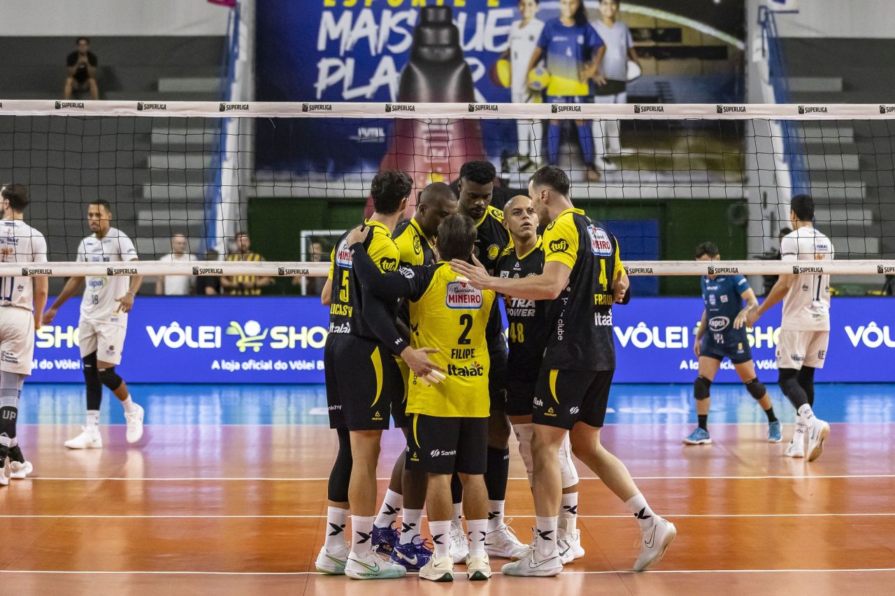 Jogadores do Praia Clube comemoram ponto na Superliga