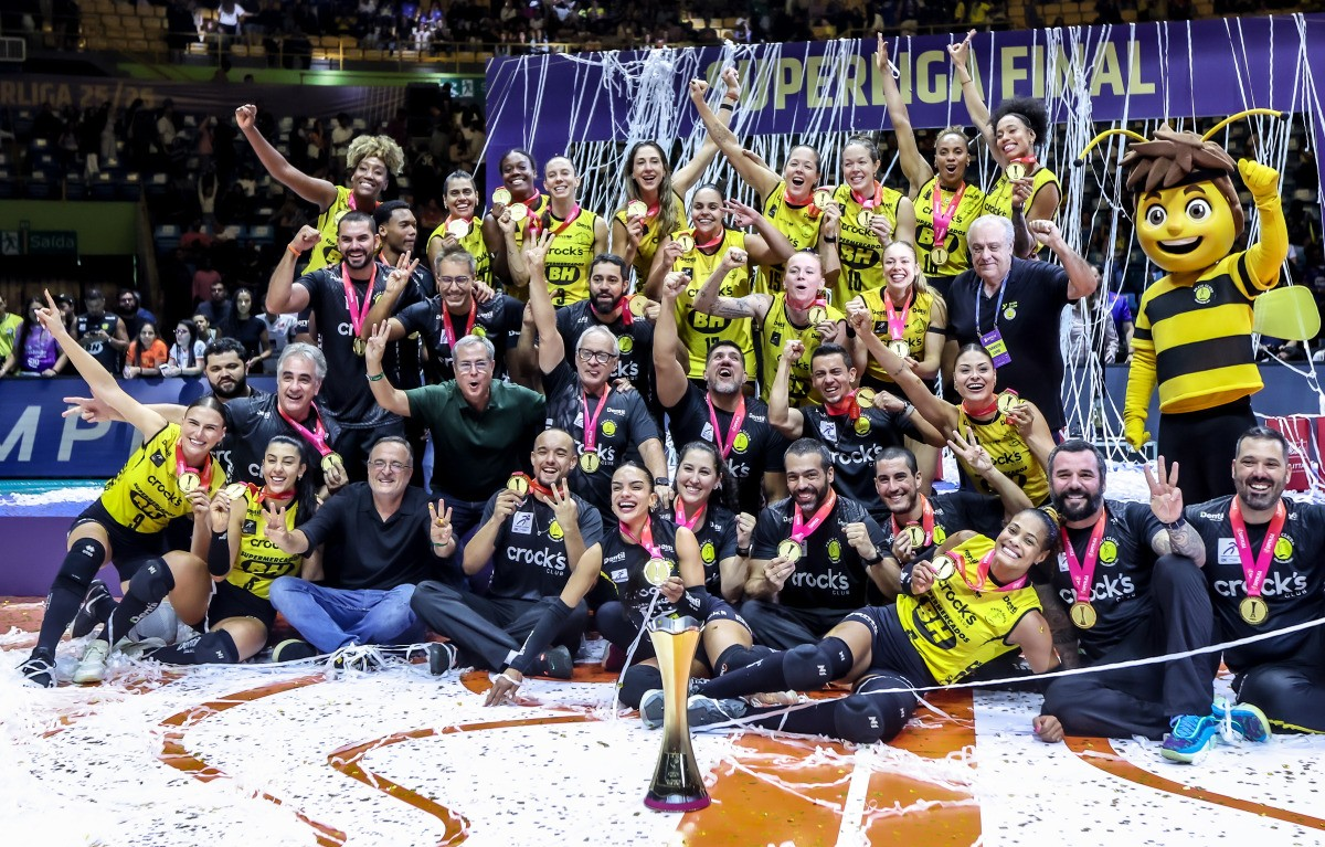 Jogadoras do Praia Clube comemoram título da Superliga no Ibirapuera