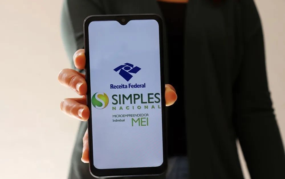 Microempreendedor preenchendo declaração no celular