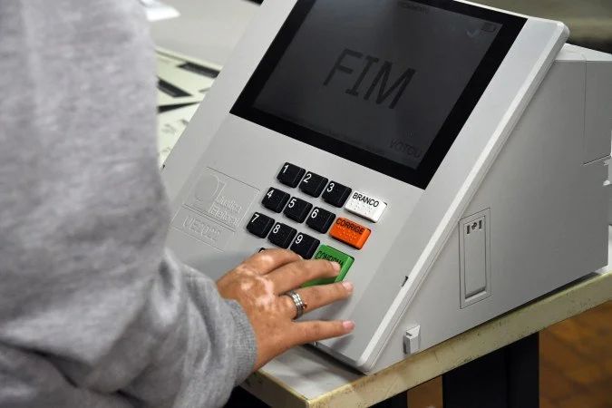 Eleitor usando computador para solicitar transferência temporária de local de votação