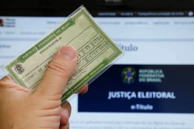 Pessoa em atendimento eleitoral para emitir título