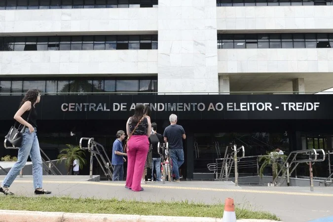 Eleitor em fila para atendimento na Justiça Eleitoral