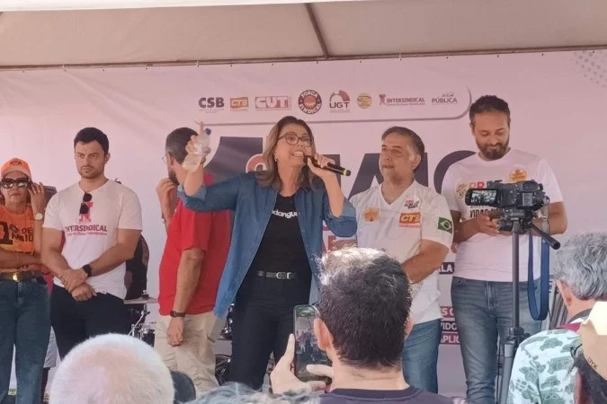 Leila Barros e Érika Kokay em ato no Eixão Sul contra jornada 6x1