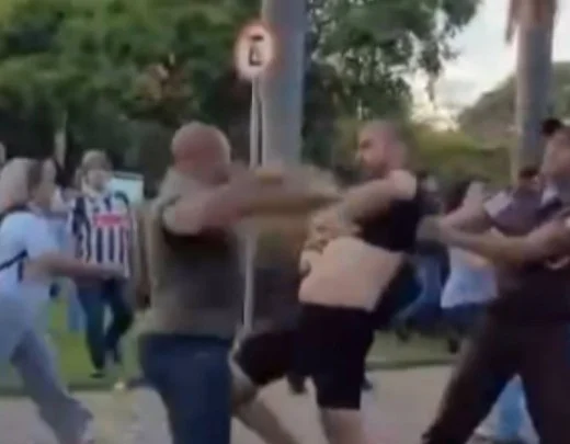 Concentração de estudantes em frente à Fafich da UFMG durante protesto