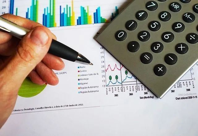 Empresário analisando planilha de custos