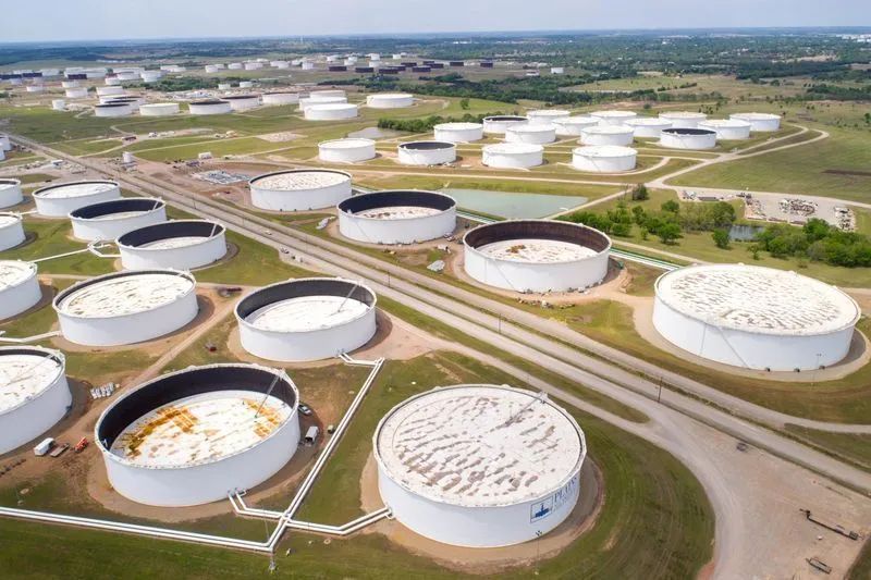 Plataforma e tanque de petróleo no mar