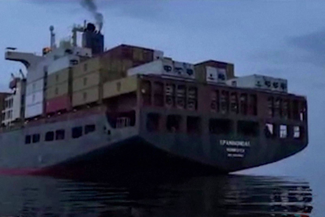 Navios e plataformas no estreito de Hormuz