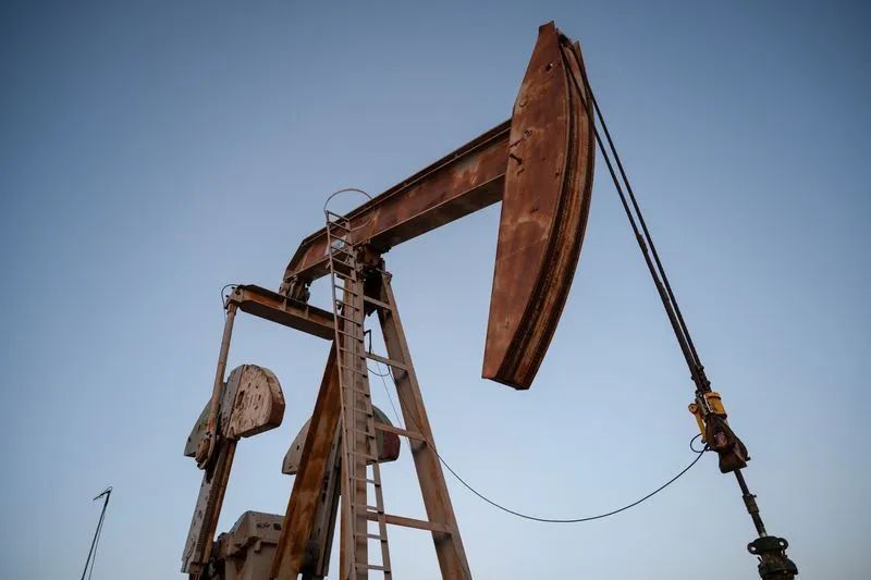 Gráfico de preços do petróleo e imagem de refinaria