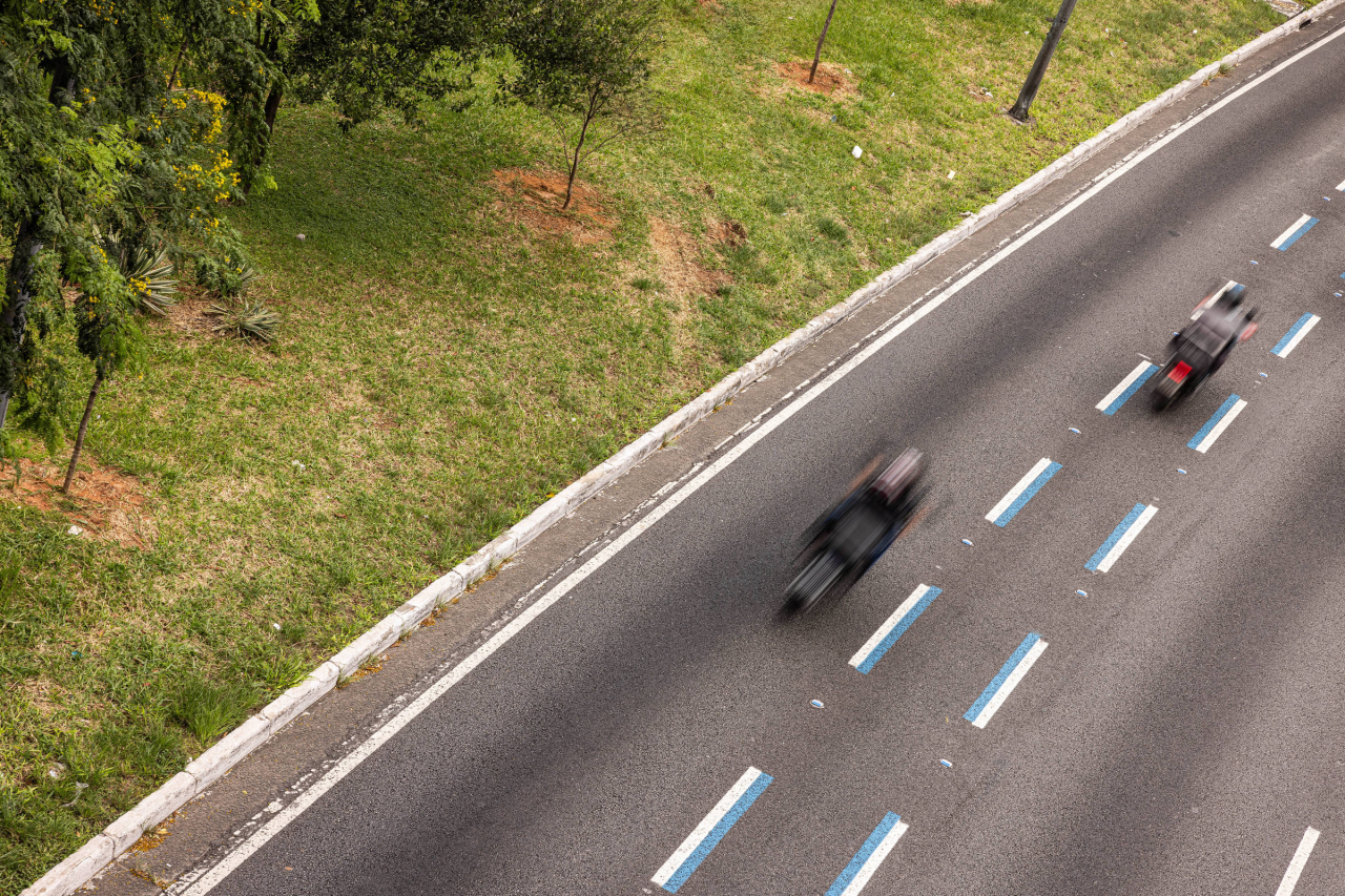 Sinalização da Faixa Azul para motocicletas em via urbana