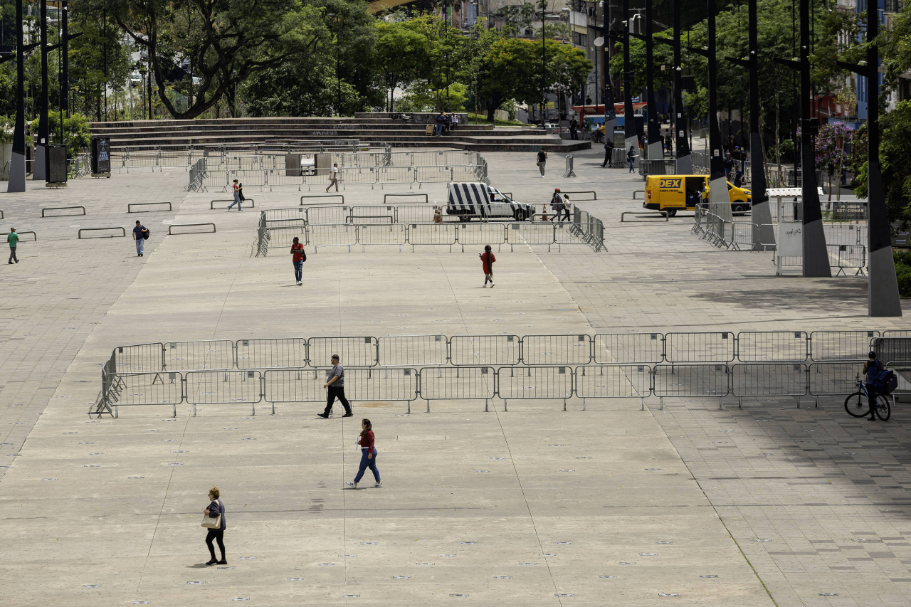 Vista do Vale do Anhangabaú com longo eixo central e edificações ao redor