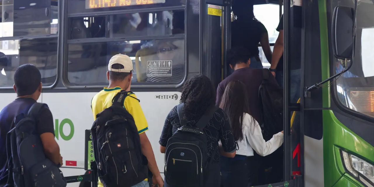 Ônibus urbano com passageiros embarcando