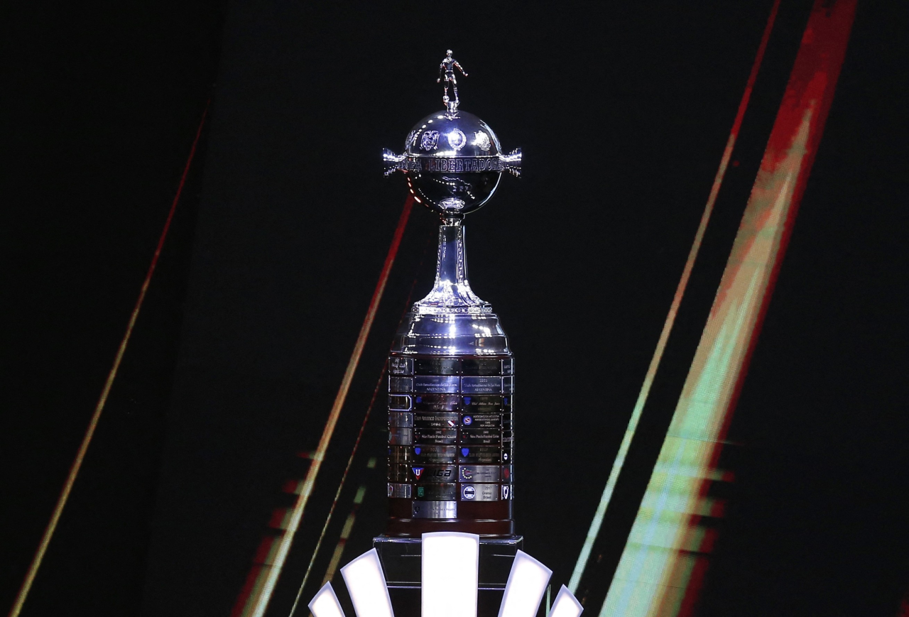 Taça da Libertadores e da Sul-Americana expostas