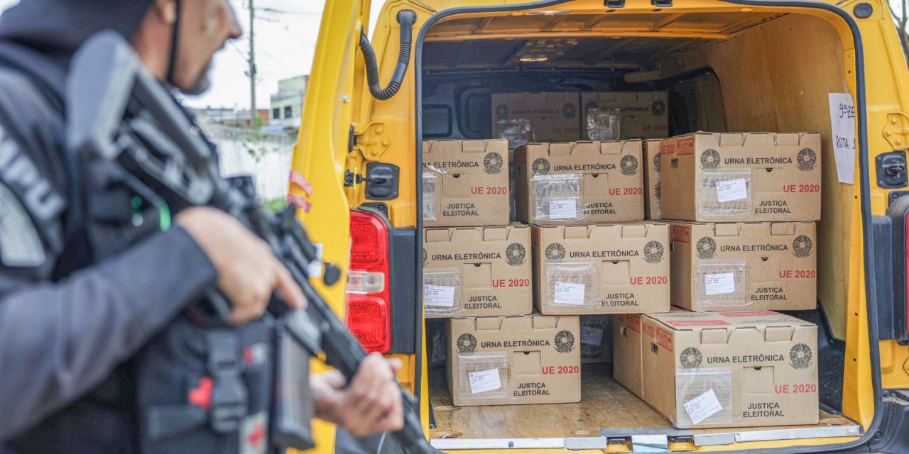 Urna eletrônica lacrada pronta para transporte