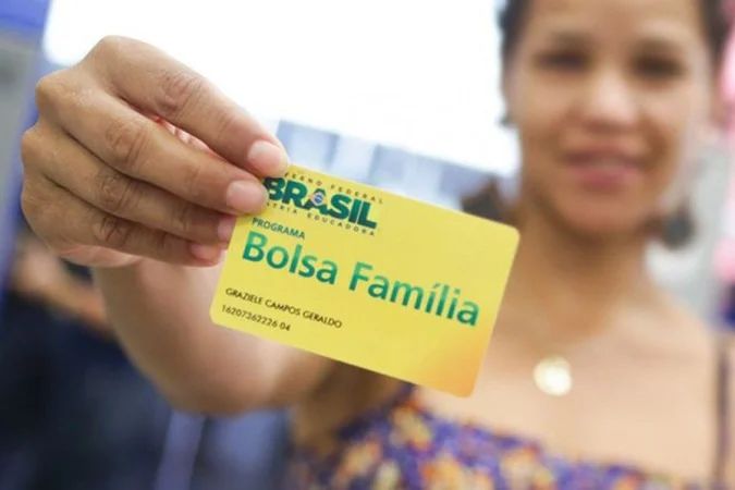 Candidatos de direita discutem mudanças em programas sociais