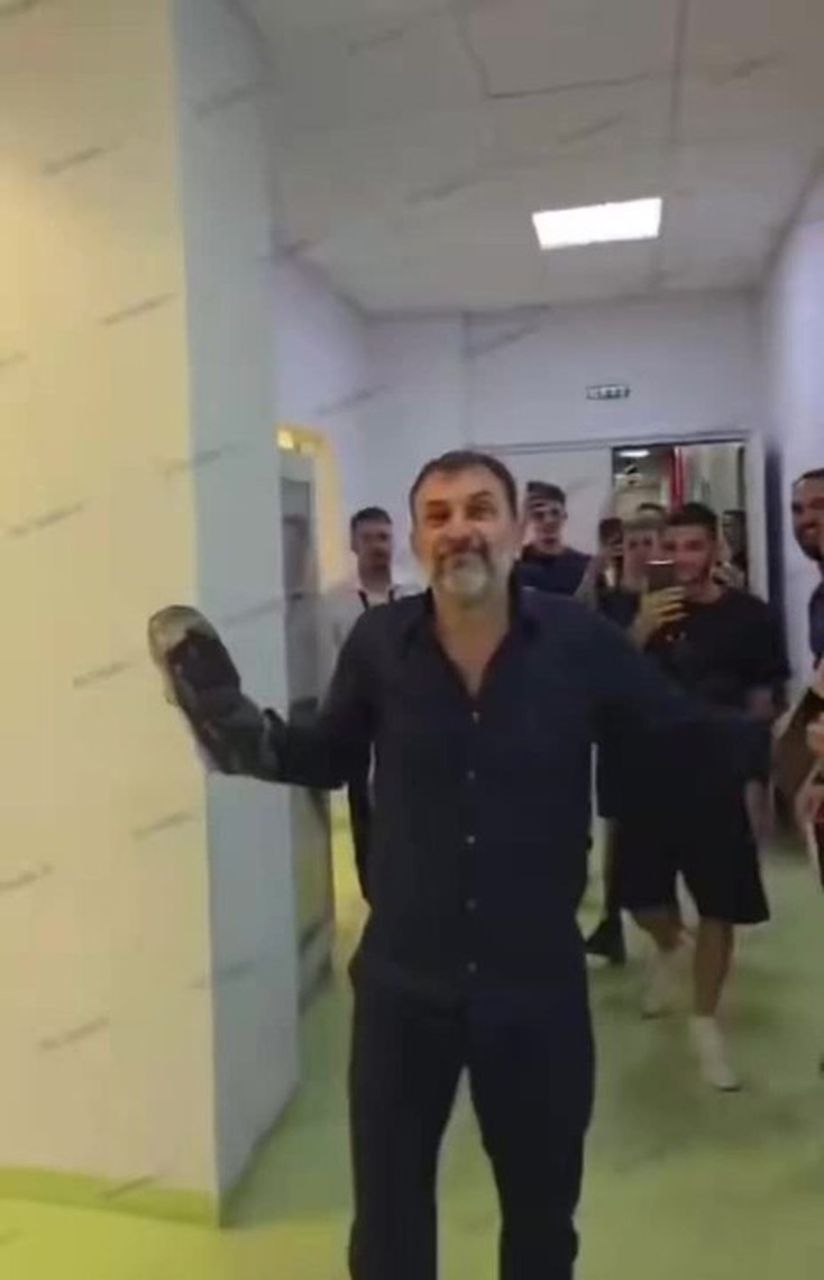 Ardian Bardhi entregando dinheiro no vestiario