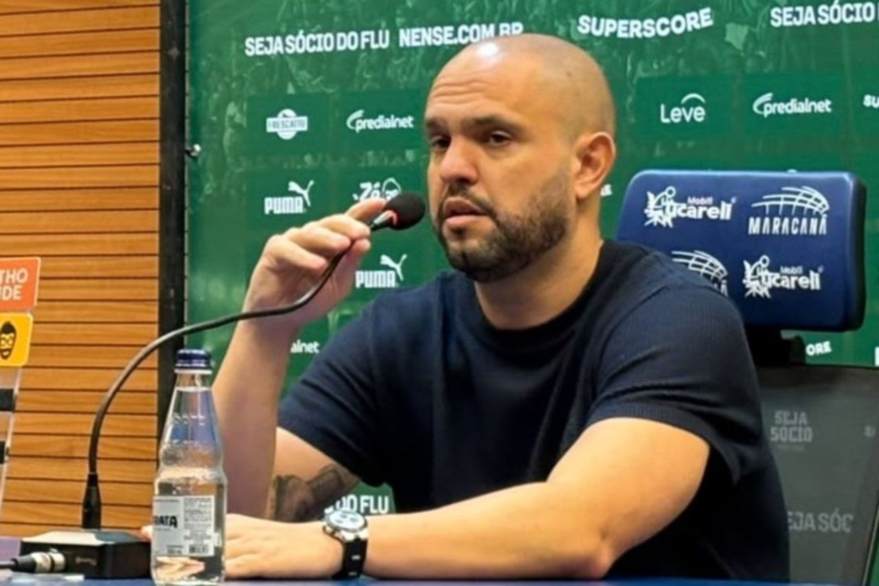 Mattheus Montenegro criticando a arbitragem após o clássico no Maracanã