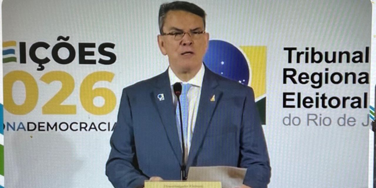 Claudio de Mello Tavares durante pronunciamento no TRE-RJ