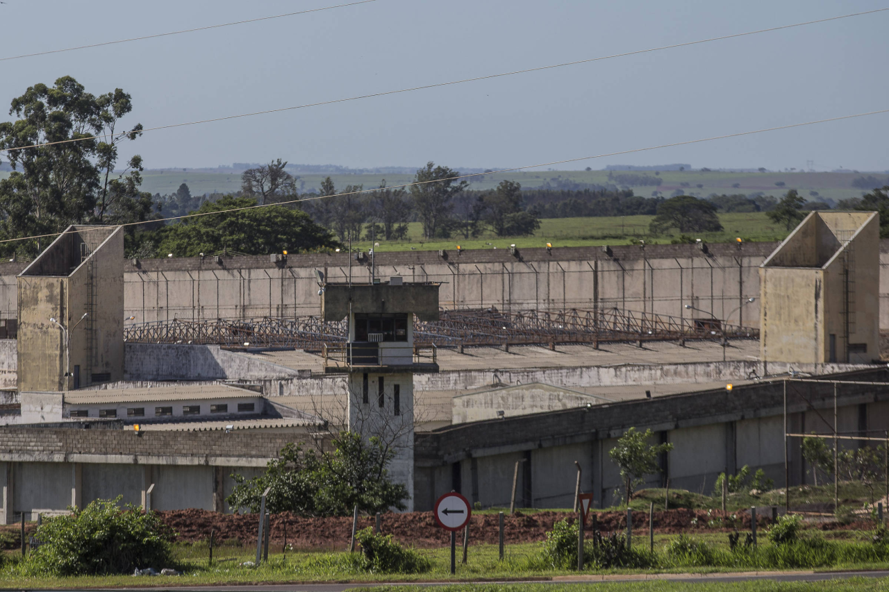Corredor e celas de unidade prisional em São Paulo