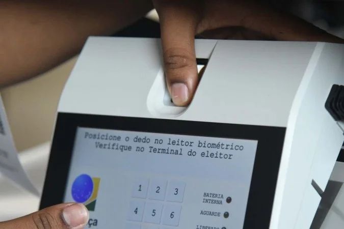 Gráfico do TSE com distribuição racial das candidaturas em 2026