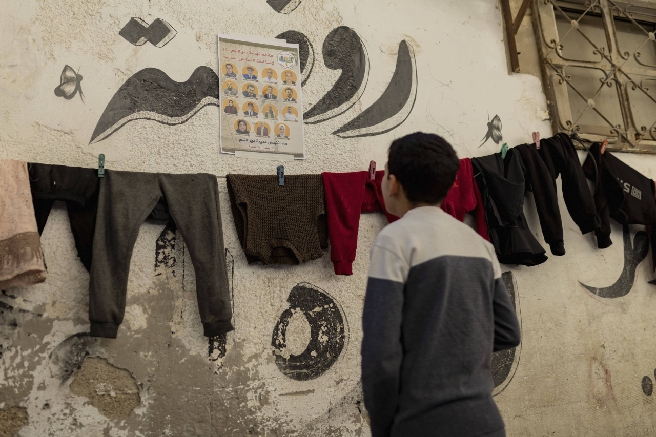 Eleitores em fila para votação em Deir al-Balah