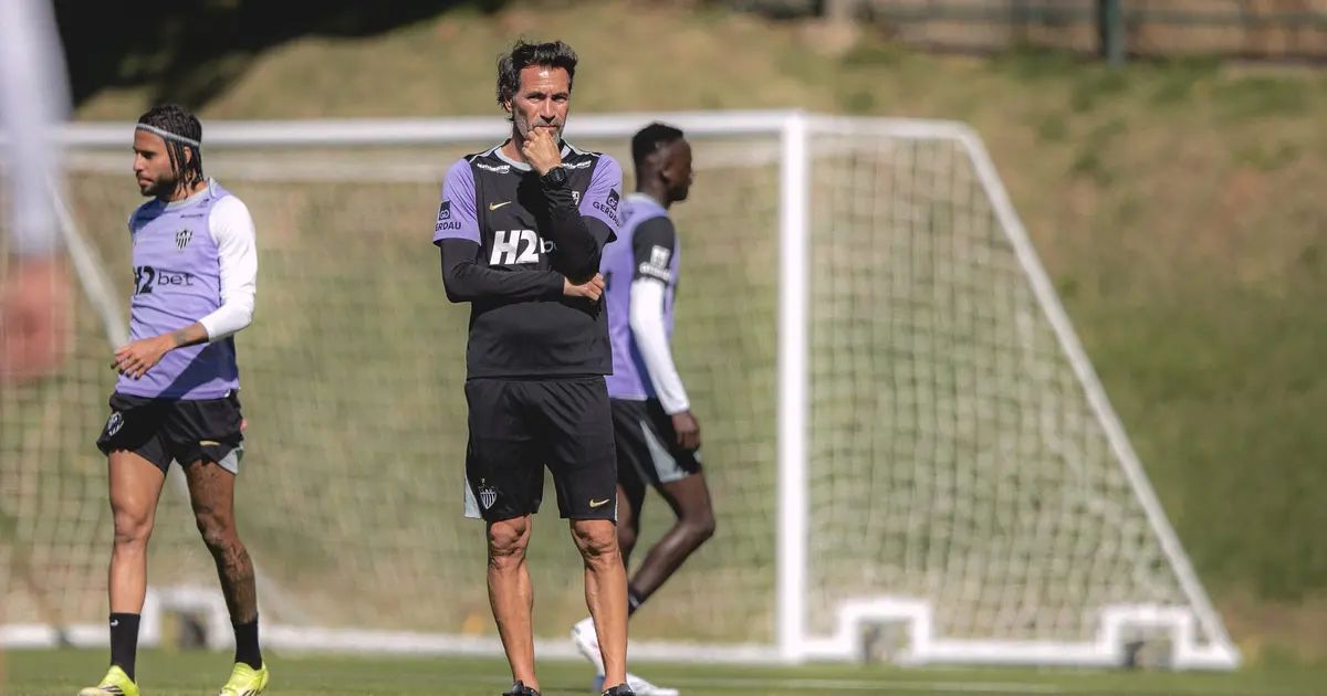 Eduardo Domínguez observa treino do Atlético na Cidade do Galo