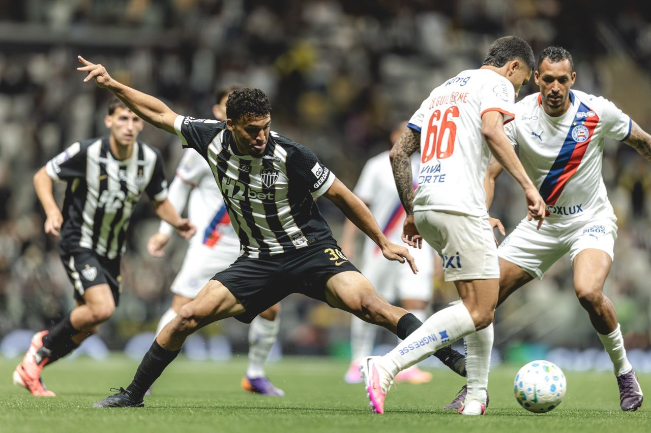 Atlético-MG e Bahia em disputa de bola na Arena MRV