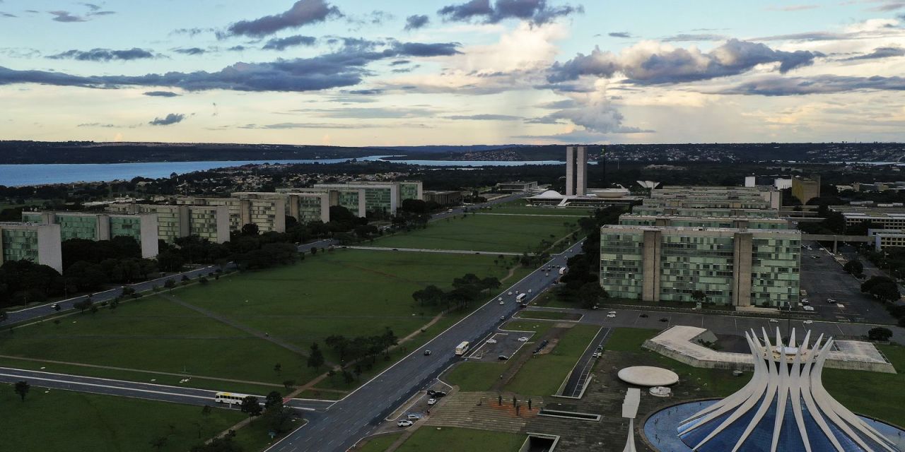 Fachadas de sedes de empresas estatais e prédios do governo