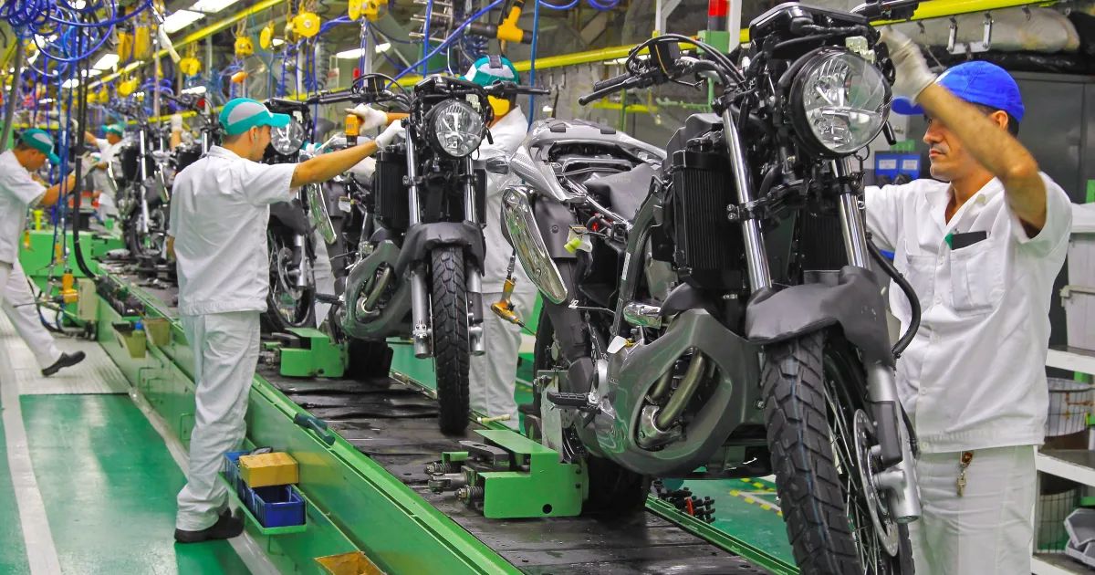 Linha de produção de motocicletas em fábrica