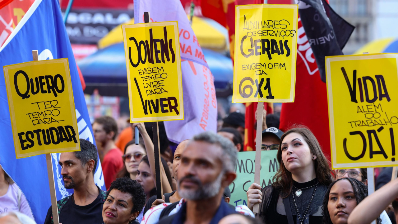 relógio de ponto e linha de produção