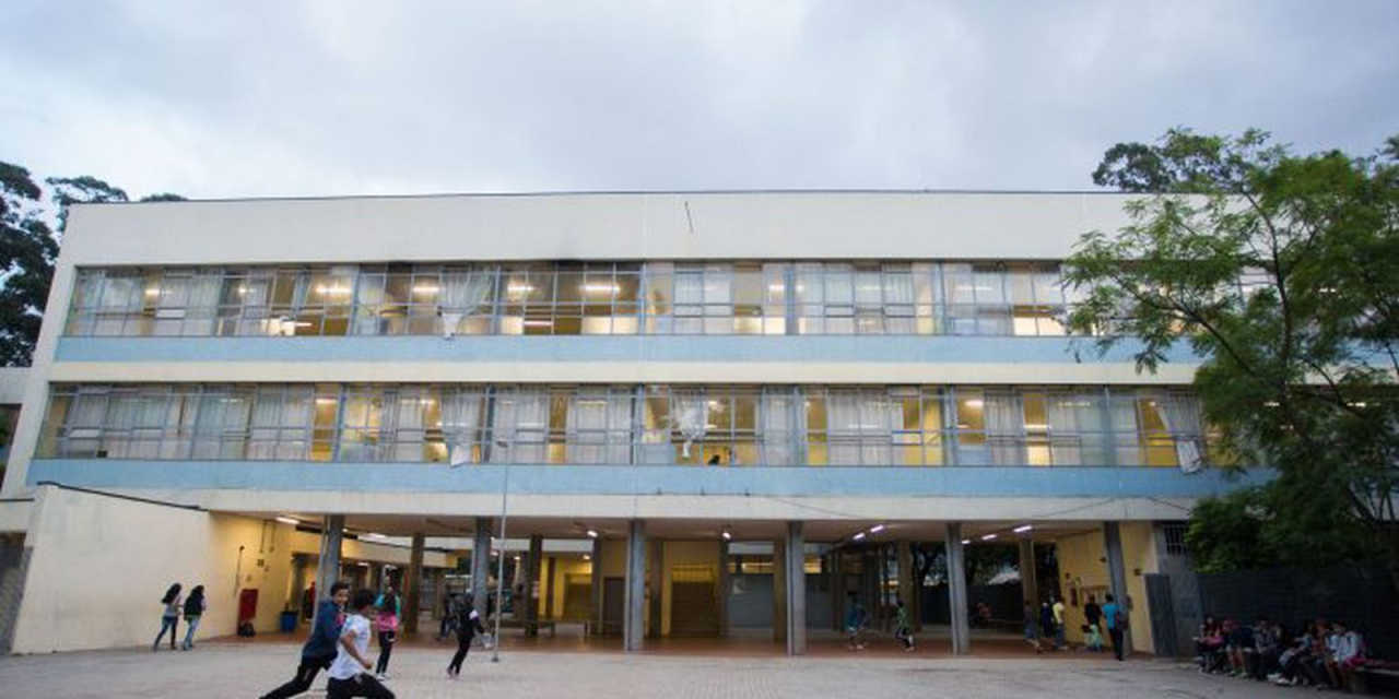 Professores em assembleia em São Paulo