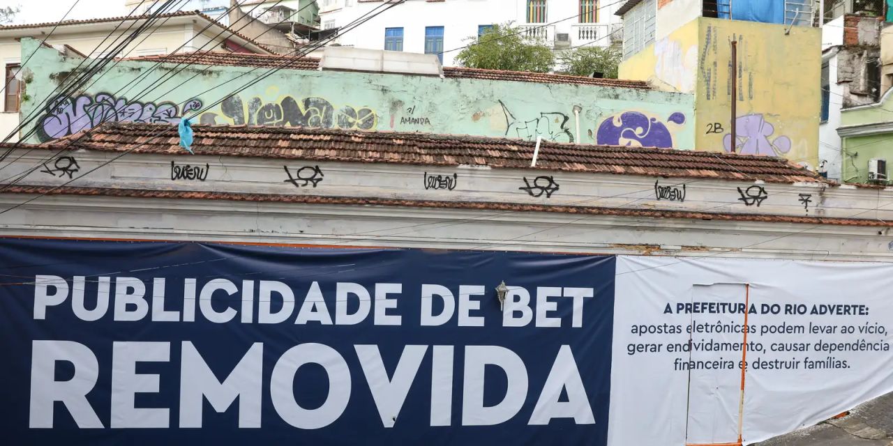 Pessoa afetada pelas apostas online buscando apoio em serviço de saúde
