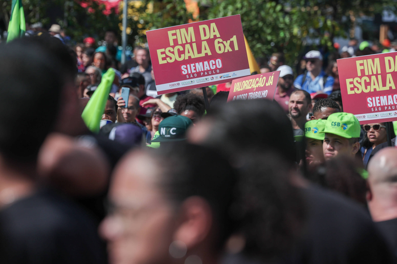 Cozinha de restaurante com funcionários em atividade