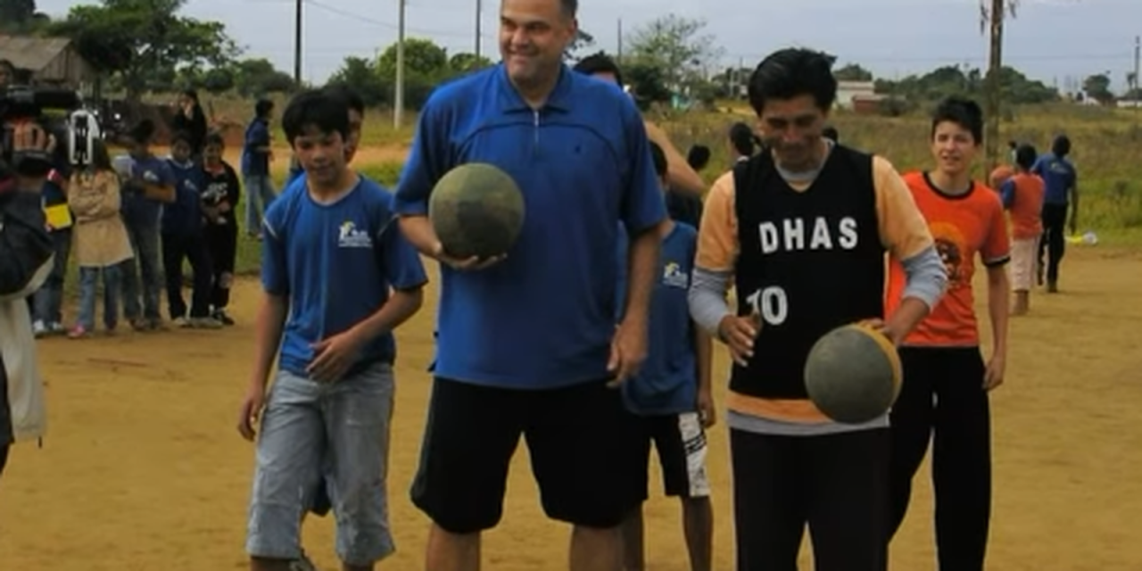 Jogadores do Porãbask celebram título sub-18